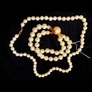 Pretty pearl necklace and bracelet. Dainty